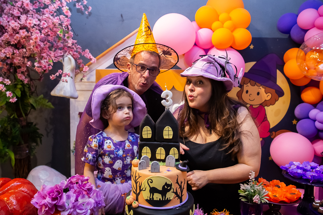 festa de 3 anos, aniversário 3 anos, cobertura fotográfica de festa infantil em BH, fotografia de aniversário infantil, fotógrafo de festas infantis em Belo Horizonte, 3 anos, tema bruxinha, festa temática bruxinha, decoração Halloween infantil