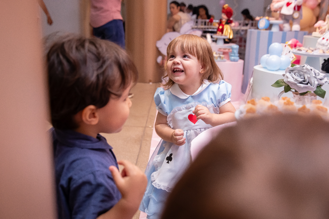 festa de 2 anos aniversário 2 aninhos cobertura fotográfica de festa infantil em BH fotografia de aniversário infantil fotógrafo de festas infantis em Belo Horizonte fotos de aniversário 2 anos niver tema alice no pais das maravilhas buffet faz de conta