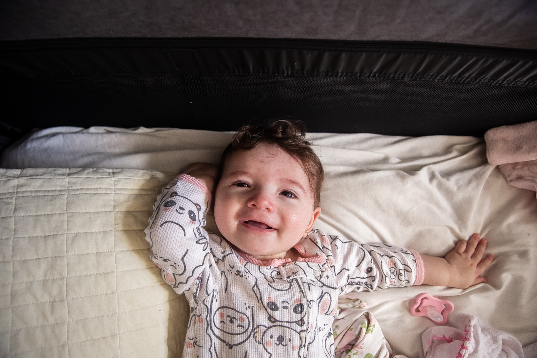ensaio lifestyle em família, ensaio de família em casa, fotografia lifestyle, fotografia documental de família, ensaio de bebê de 6 meses, ensaio de bebê em casa, bebê com irmãos, fotos de irmãos, introdução alimentar do bebê, ensaio infantil em casa