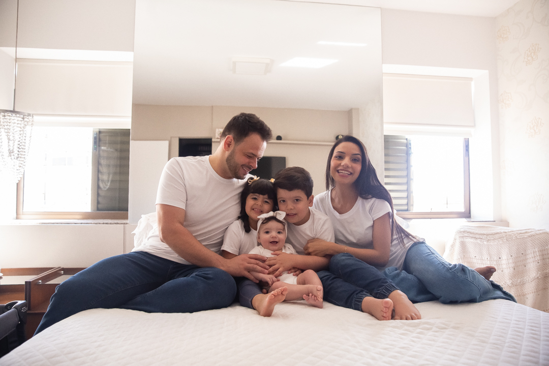 ensaio lifestyle em família, ensaio de família em casa, fotografia lifestyle, fotografia documental de família, ensaio de bebê de 6 meses, ensaio de bebê em casa, bebê com irmãos, fotos de irmãos, introdução alimentar do bebê, ensaio infantil em casa