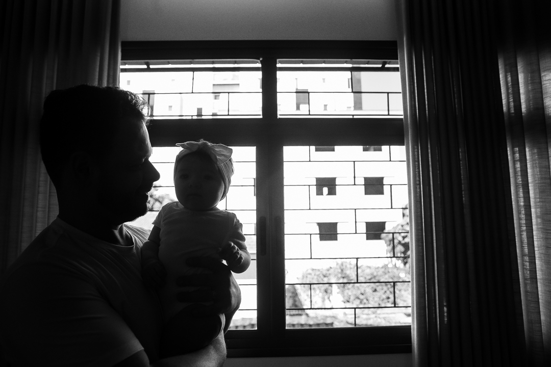 ensaio lifestyle em família, ensaio de família em casa, fotografia lifestyle, fotografia documental de família, ensaio de bebê de 6 meses, ensaio de bebê em casa, bebê com irmãos, fotos de irmãos, introdução alimentar do bebê, ensaio infantil em casa