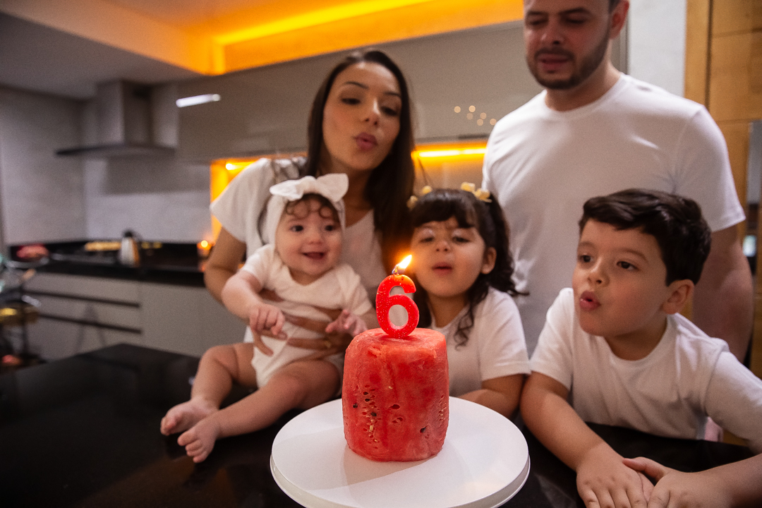 ensaio lifestyle em família, ensaio de família em casa, fotografia lifestyle, fotografia documental de família, ensaio de bebê de 6 meses, ensaio de bebê em casa, bebê com irmãos, fotos de irmãos, introdução alimentar do bebê, ensaio infantil em casa