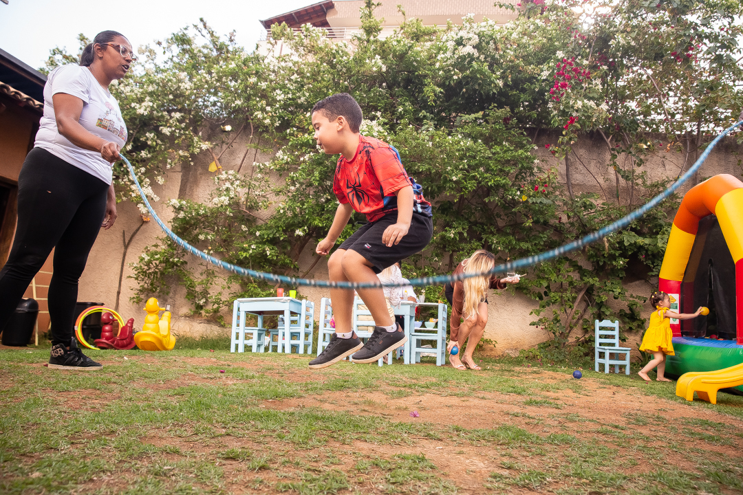 fotógrafo de festa infantil em Belo Horizonte, aniversário infantil 3 anos, festa infantil Mulher Maravilha, fotografia de aniversário infantil, festa infantil ao ar livre, aniversário infantil em Belo Horizonte