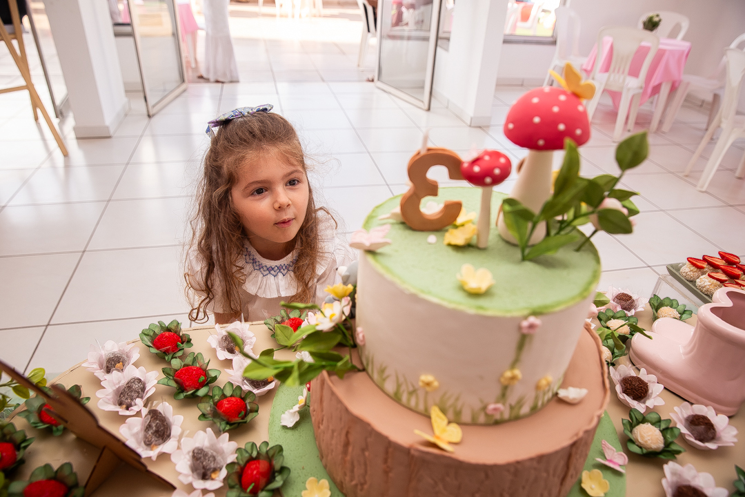 Aniversário infantil de 3 anos, festa Bosque Encantado, decoração Bosque Encantado, fotografia de aniversário infantil, cobertura fotográfica infantil, fotógrafo de festa infantil em Belo Horizonte, fotografia infantil BH, festa infantil temática