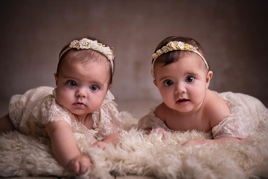 Rafaela e Antonela, gêmeas de 6 meses - Ensaio de bebês gêmeos