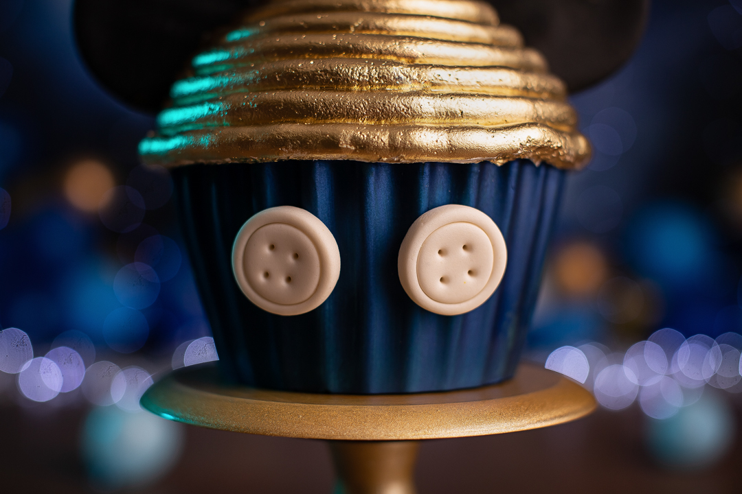 Smash the cake mickey ensaio de bebe com bolo de chapeu de feiticeiro com orelhas do mickey com  com fundo azul piscas e baloes desfocado