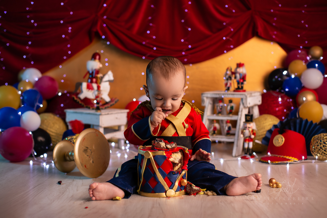smash the cake soldadinho de chumbo ensaio de bebe de 1 ano de menino