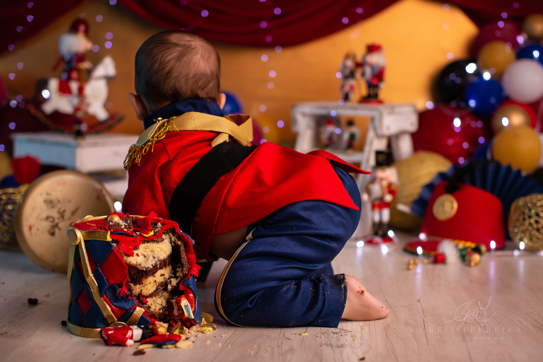 smash the cake soldadinho de chumbo ensaio de bebe de 1 ano de menino