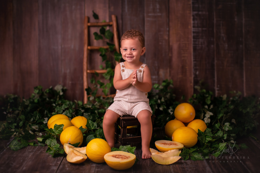 ensaio de bebe de 18 meses comendo melao