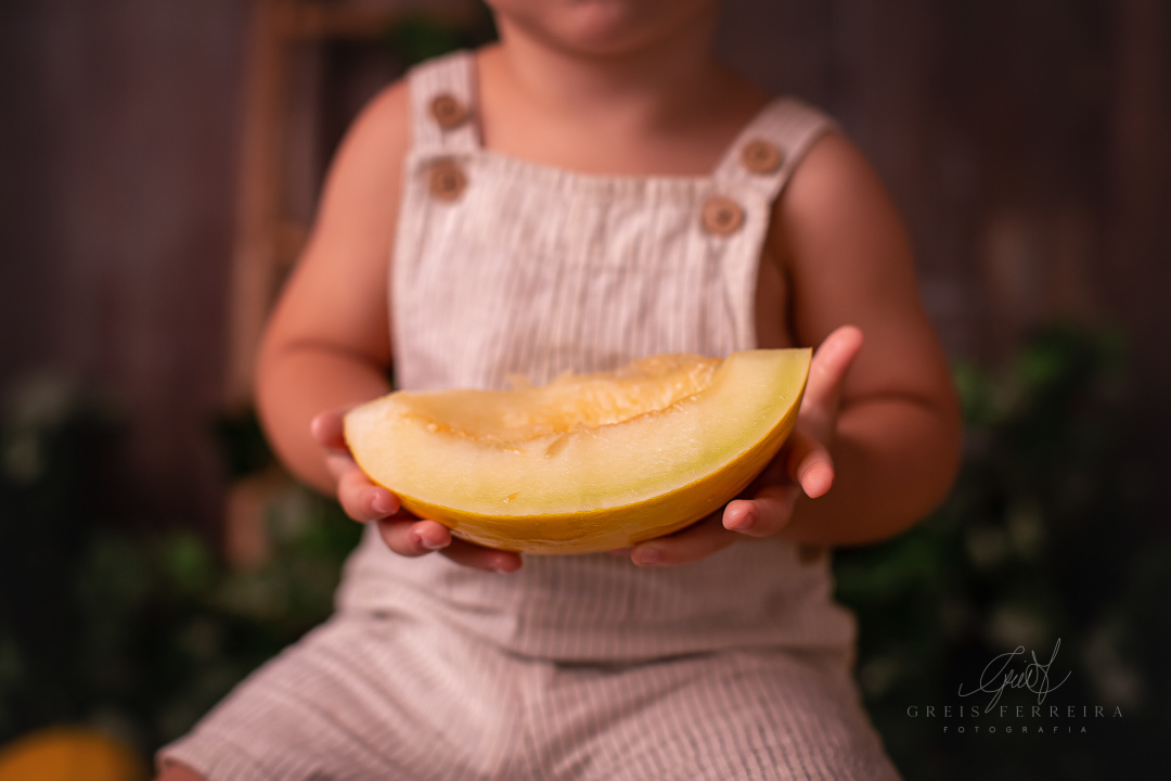 ensaio de bebe de 18 meses comendo melao