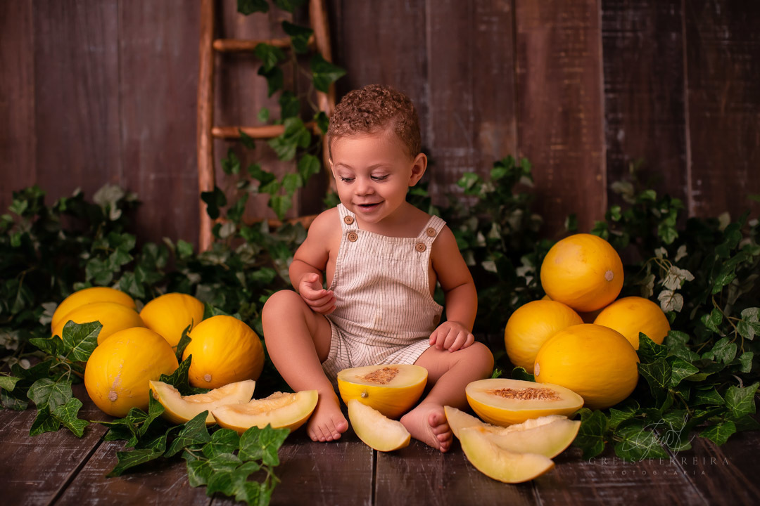 ensaio de bebe de 18 meses comendo melao