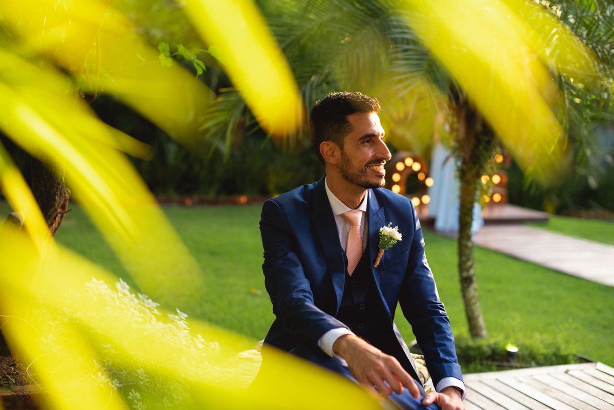 noivo se arrumando para casamento de dia | mini wedding | casa de festas rj | fotografia de casamento rj