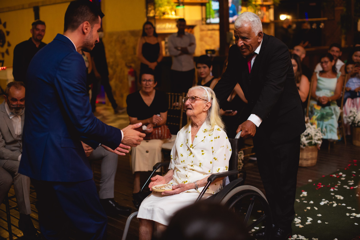 entrada das alianças avo | avo entrando com as alianças 