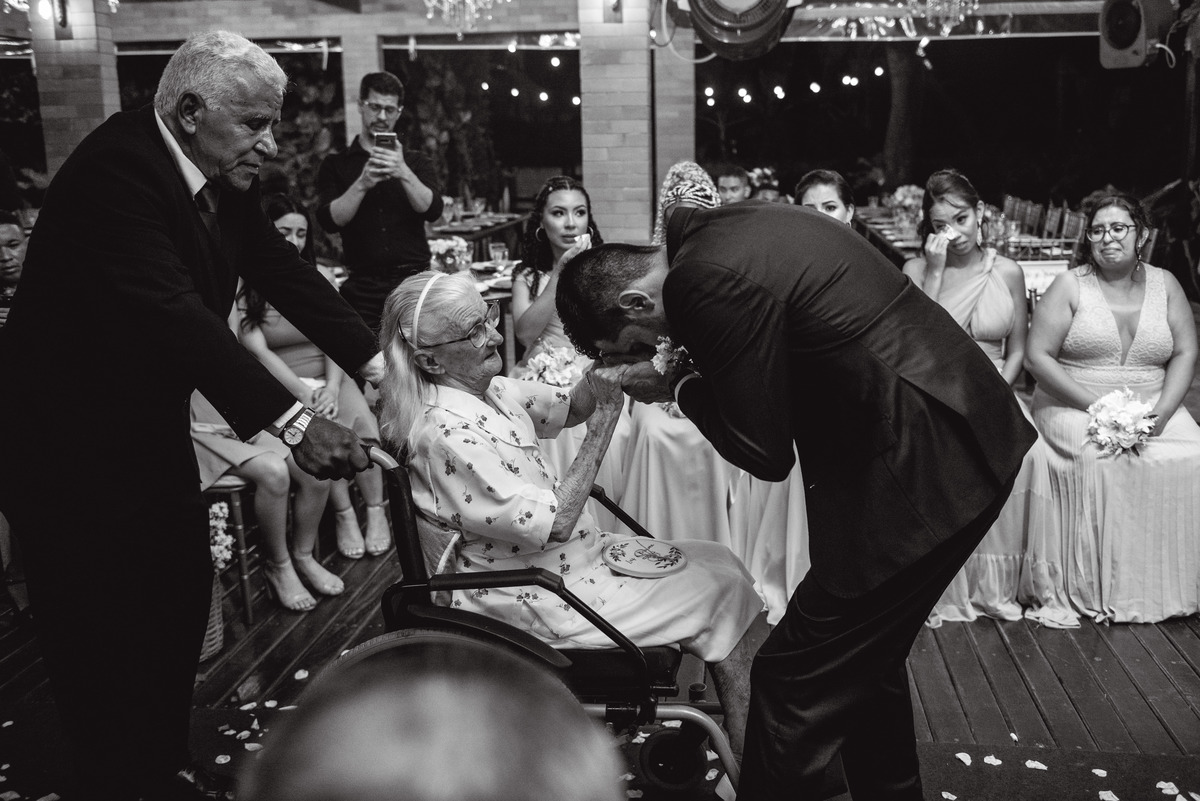 entrada das alianças  com avo dos noivos  | avo entrando com as alianças 