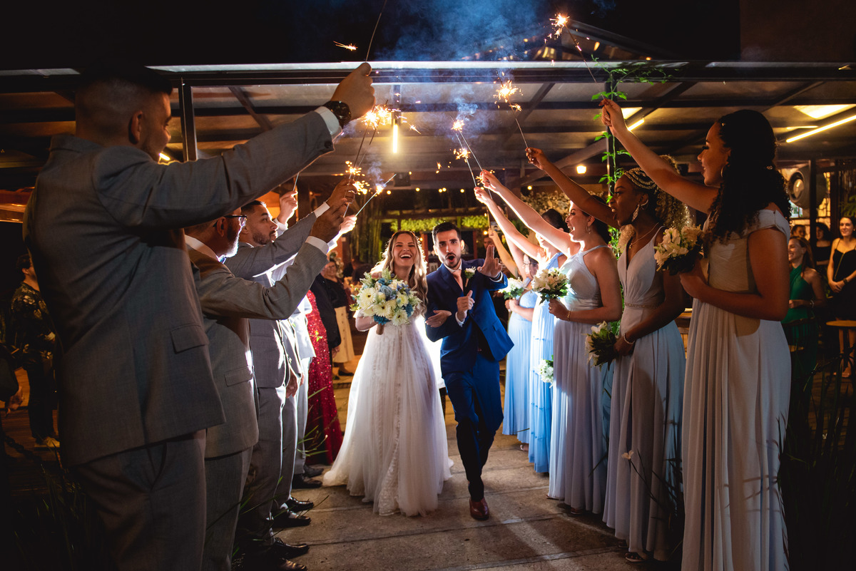 saida dos noivos | saida dos noivos com sparkles | saida dos noivos com foquinho 