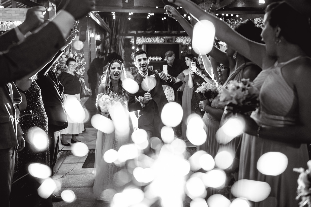 sparkles | saida dos noivos  | recem casados | noivos comemorando 