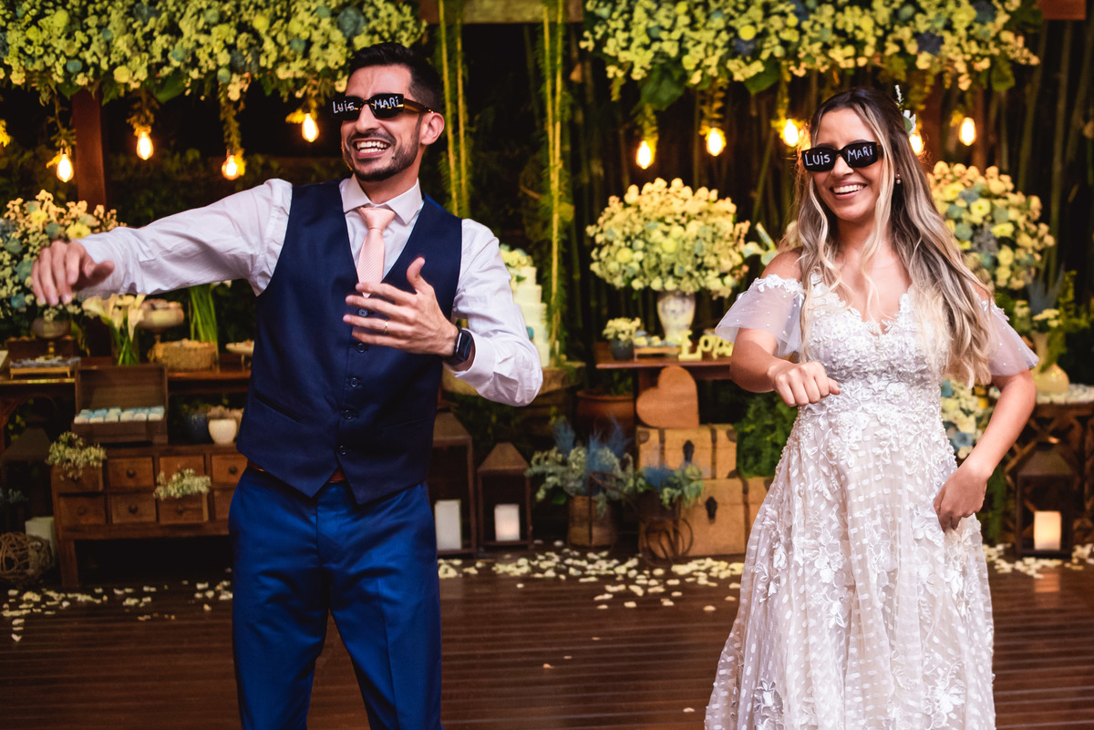 abertura de pista | fotografia de casamento | casamento dos sonhos | óculos com o nome dos noivos