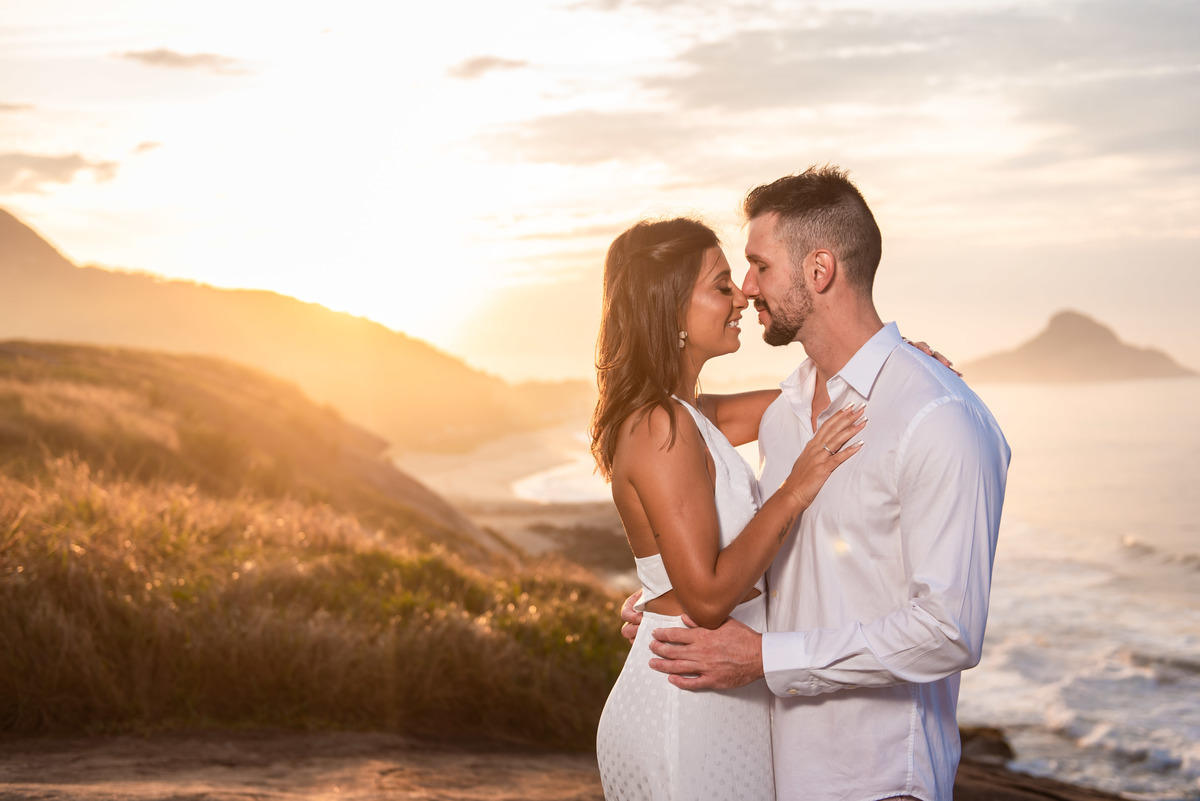 ensaio pre-wedding  praia do secreto 
 grumari | vestido para ensaio | ensaio pre casamento | ensaio nascer do sol