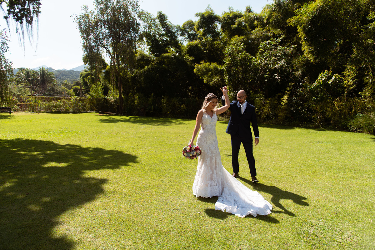 noivos no jardim - casamento de dia no jardim rio de janeiro - fotografo de casamento