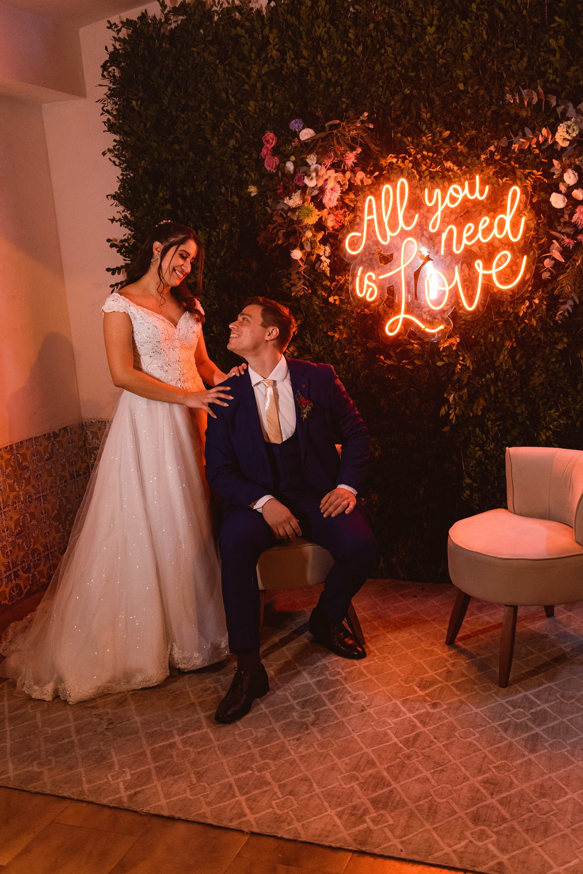 neon all you need is love para casamento| letreiro luminoso pra casamento | casa de festa niteroi | casa de festa em niteroi