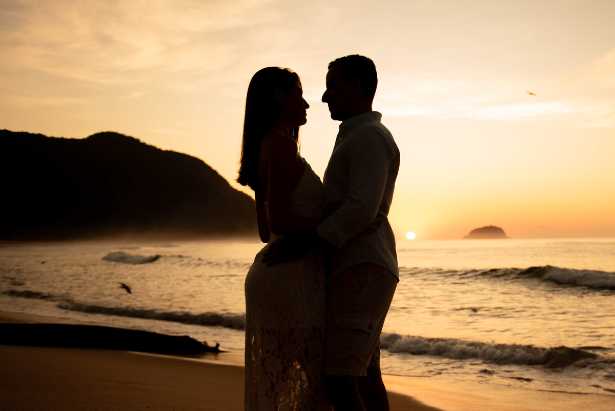 ensaio de casal na praia por do sol
fotografo de casamento rj 