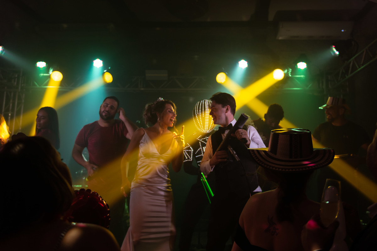 noivos na pista de dança 