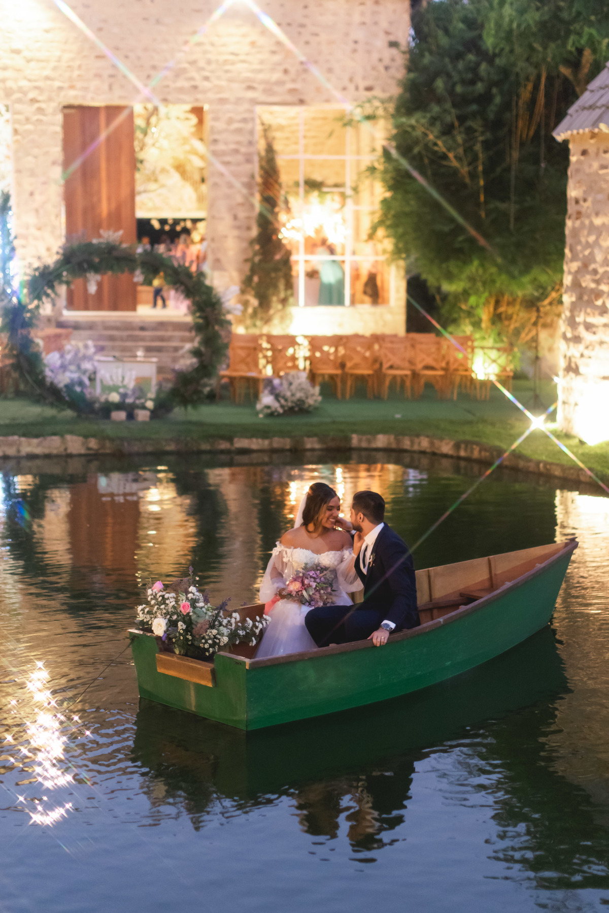 noivos no barco casamento lago enfesta | fotografo de casamento de dia