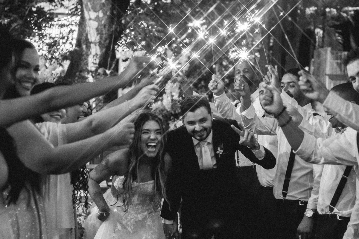 saida dos noivos com sparkles | fotografia de casamento duque de caxias
