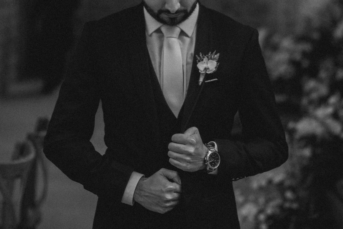 noivo se arrumando | foto do making of do noivo RJ | fotografo de casamento rj