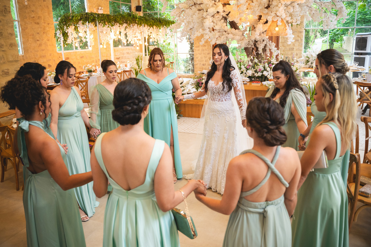 oração com as madrinhas | fotografia de casamento duque de caxias