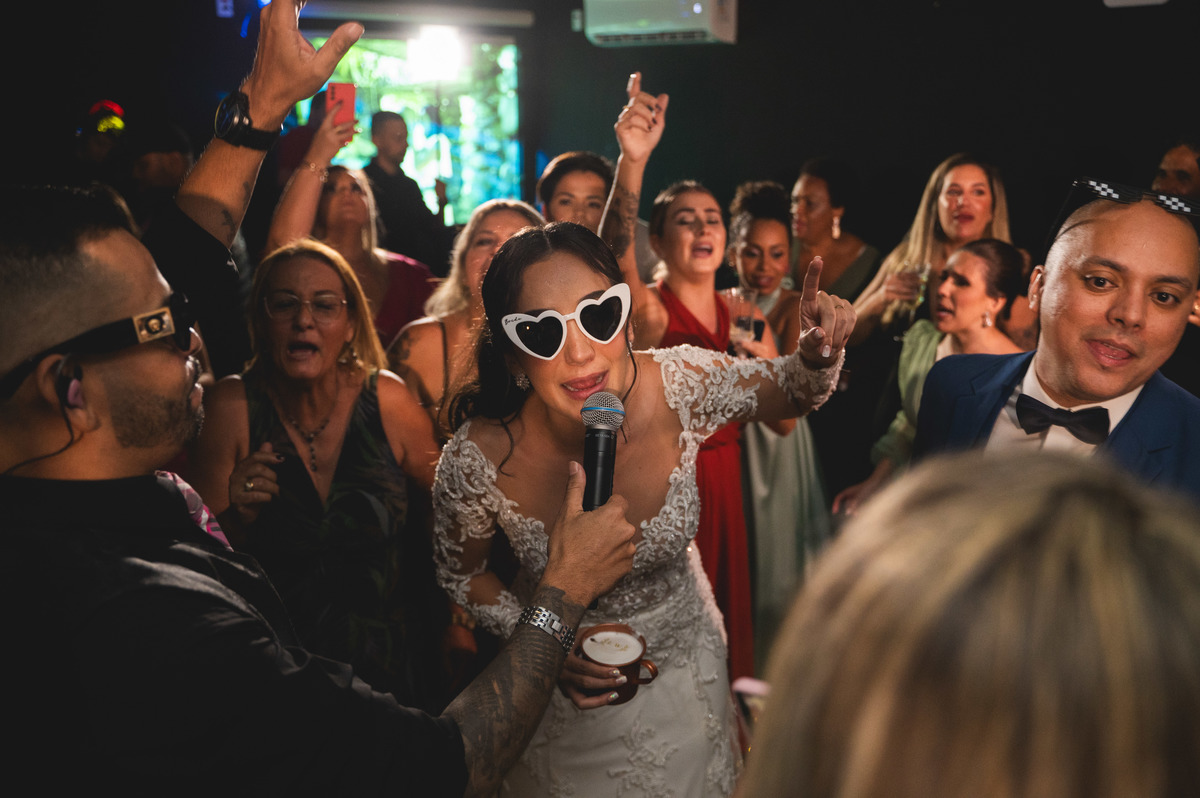 Noiva feliz pista de dança lago enfesta