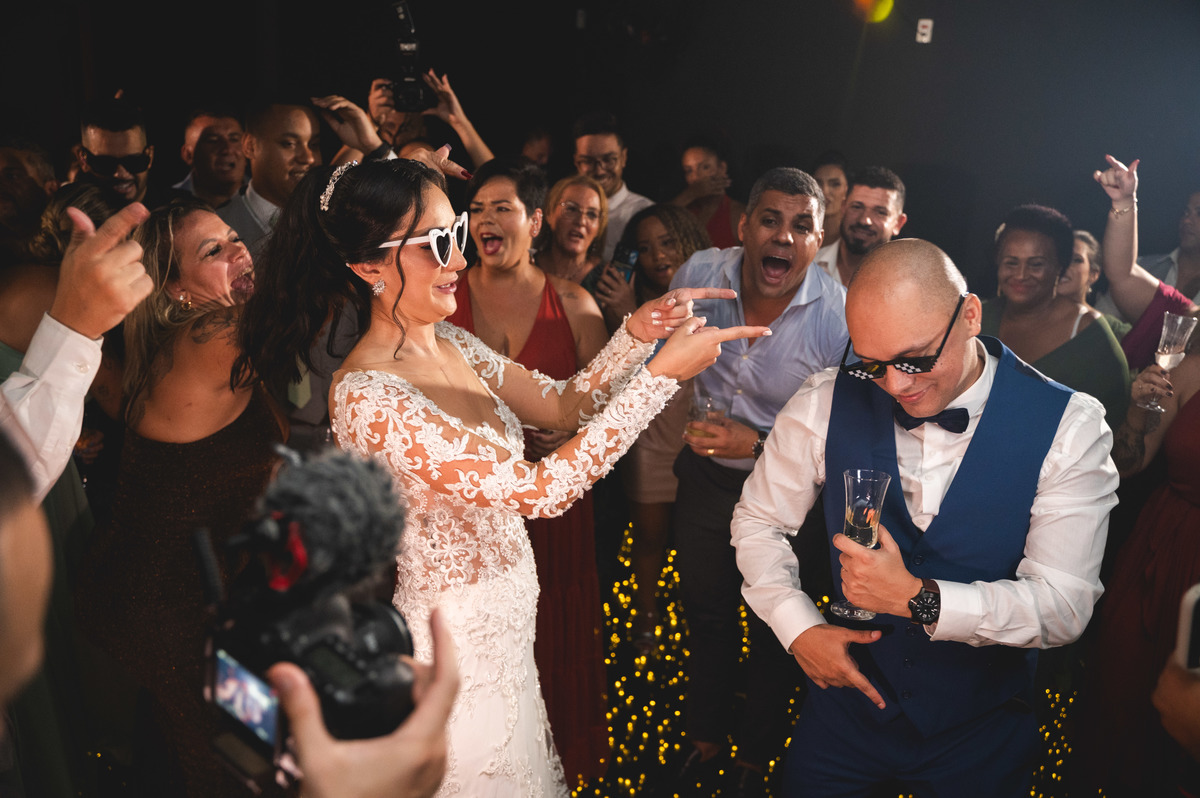 noivos de óculos na pista de dança