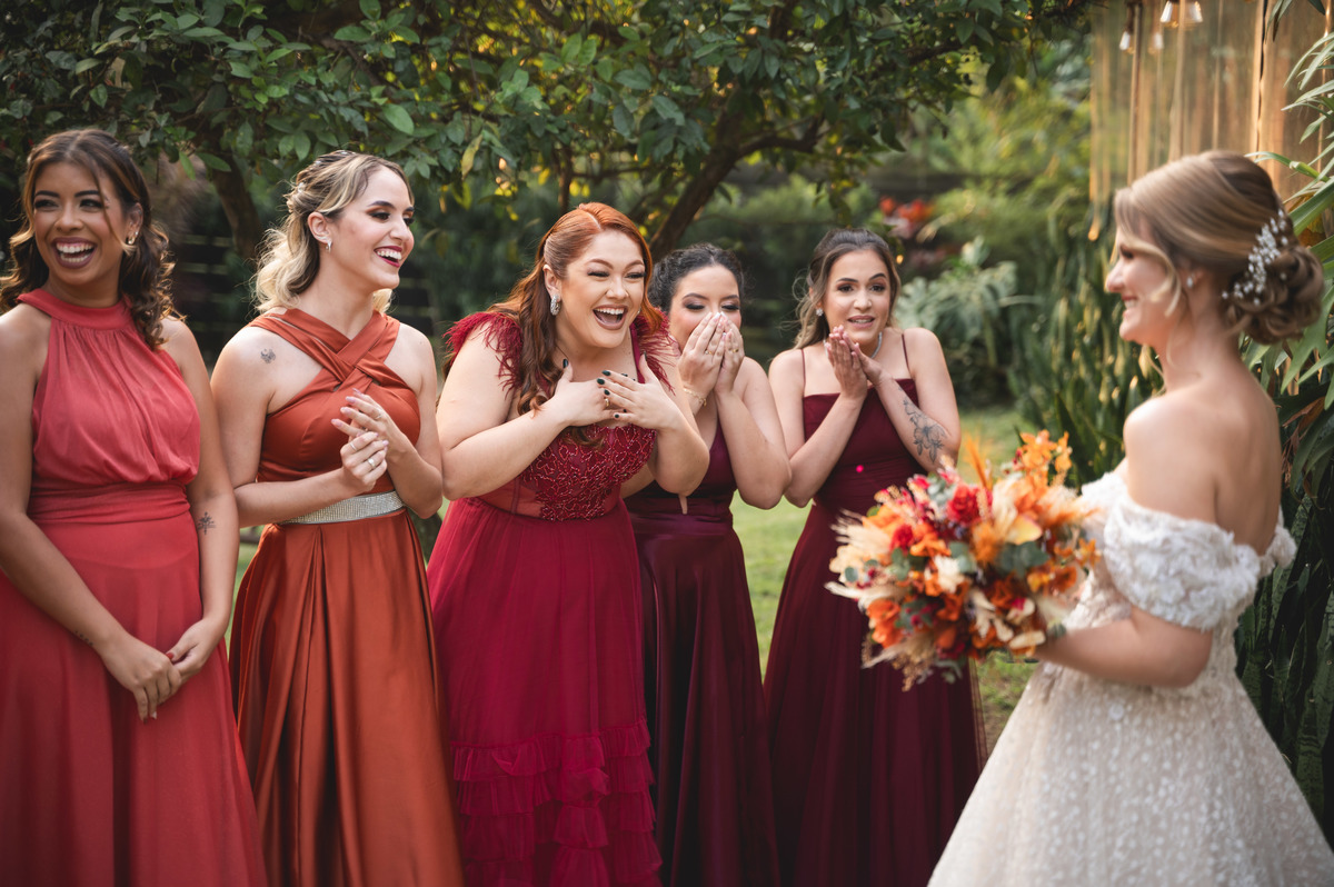 First Look  das madrinhas com a noiva fotos espontaneas