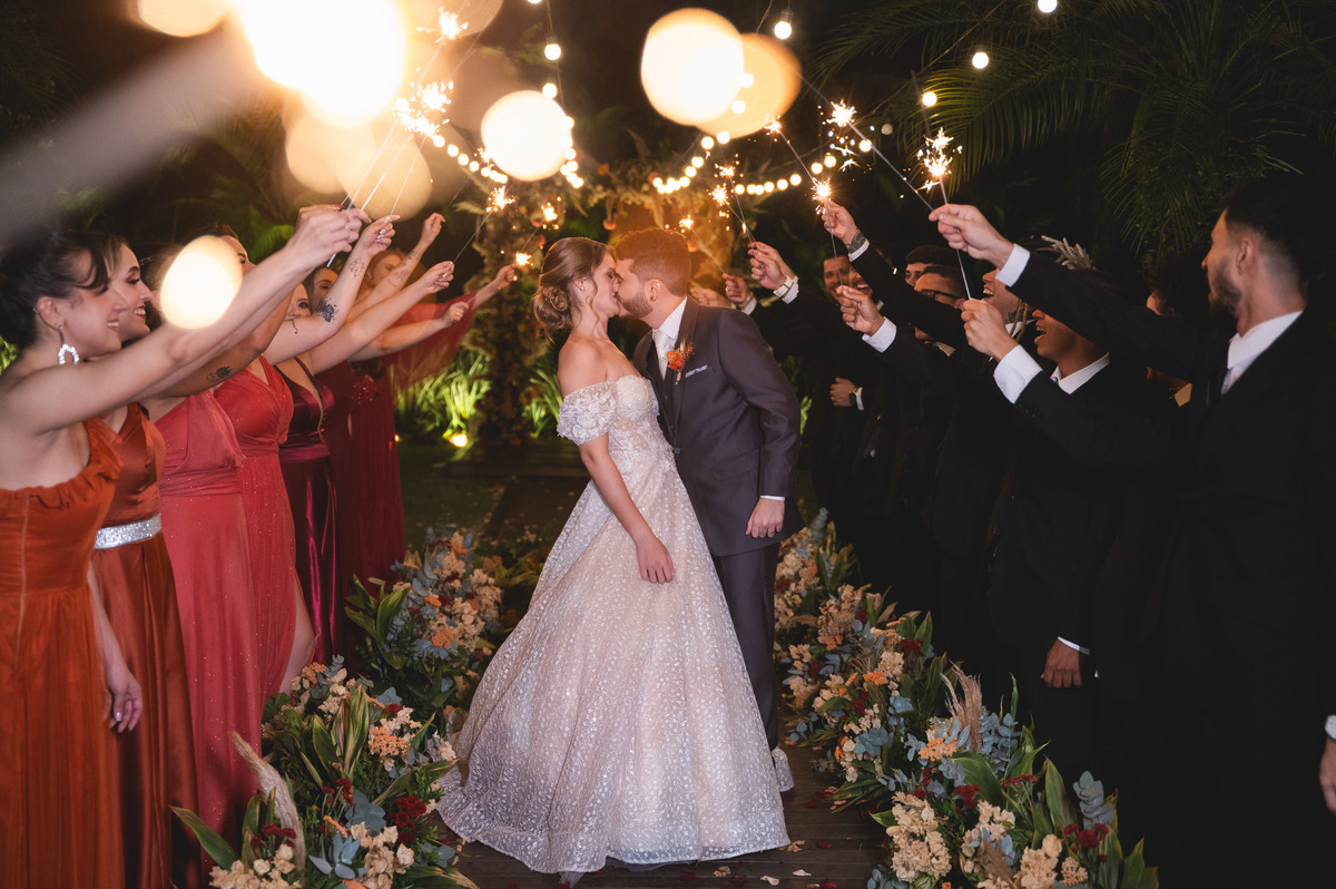 saida dos noivos com sparkles