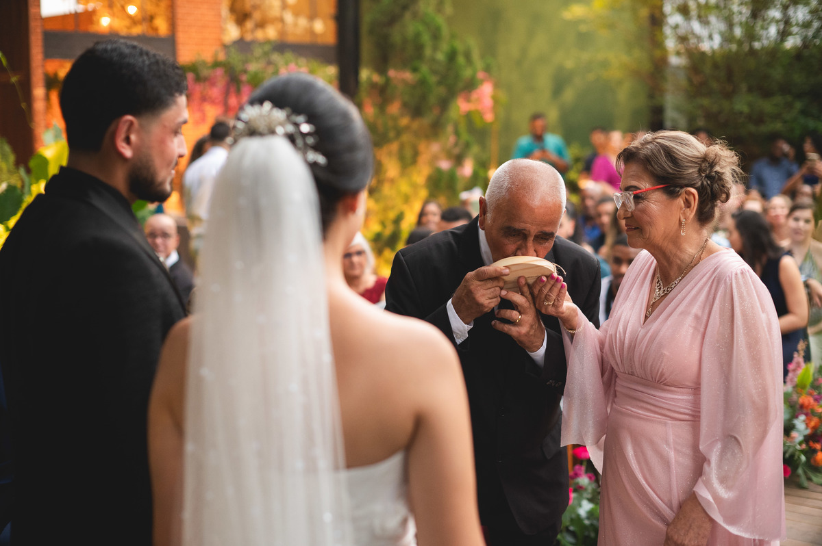 entrada das alianças com os avós | fotografia de casamento jardim rj