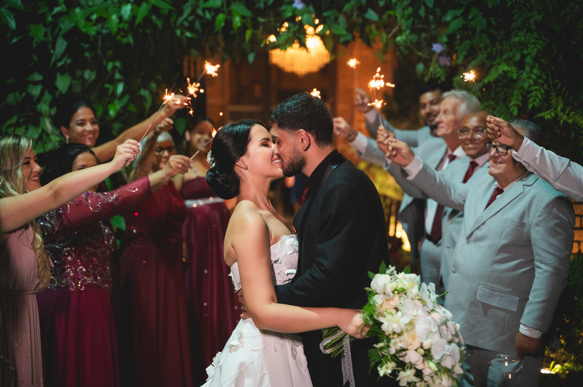 saida do noivos com sparkles | noivos duque de caxias | fotografia de casamento chale enfesta