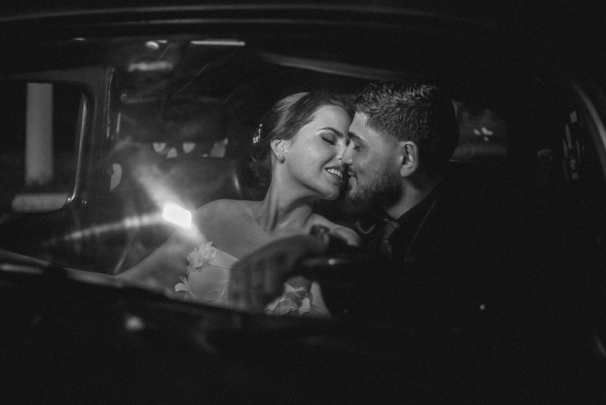 ensaio de casamento dentro de carro 