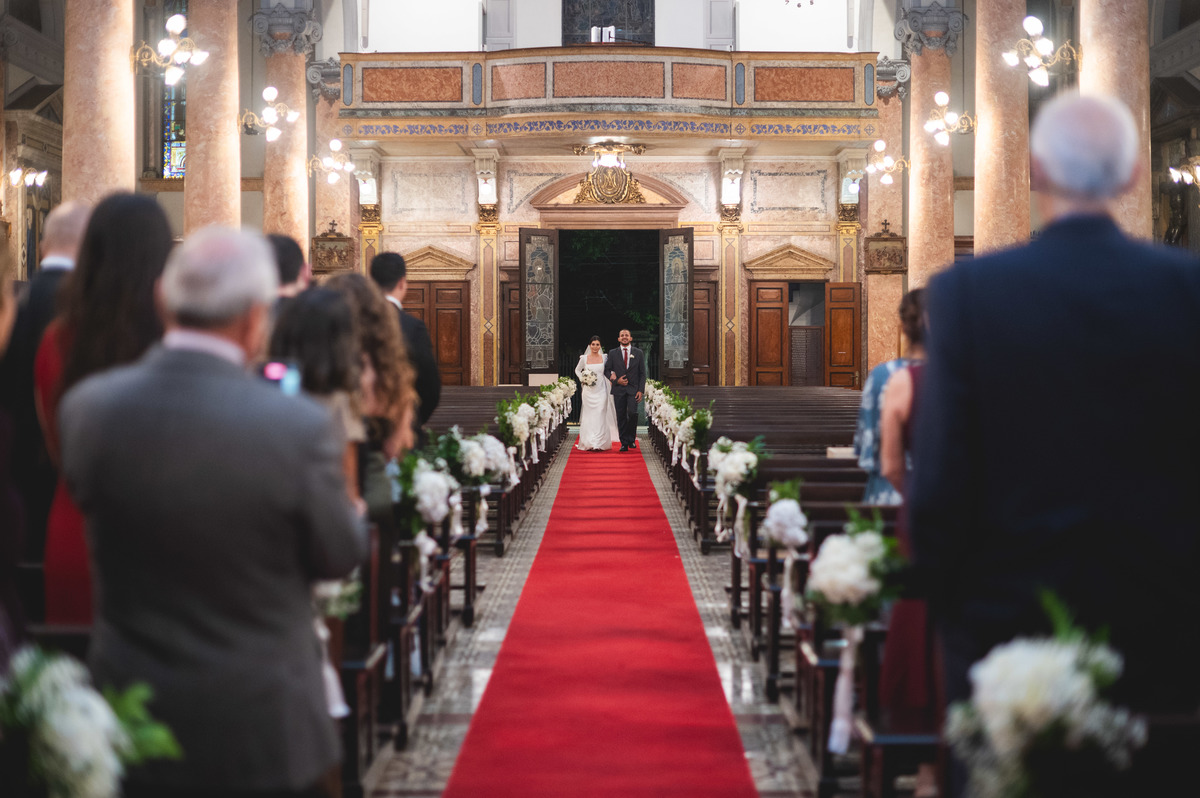 Fotografia de casamento igreja Santo inacio botafogo RJ entrada da noiva 