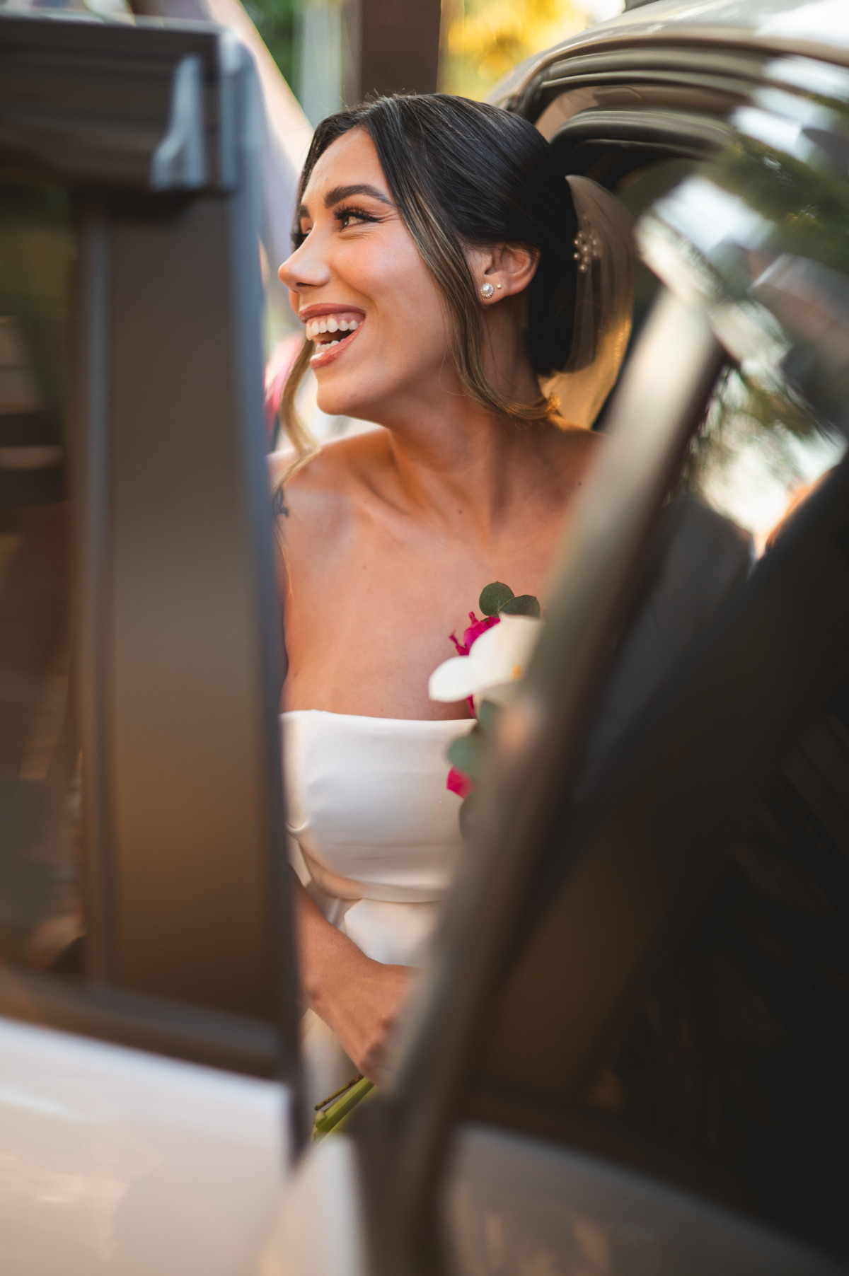 noiva no carro casamento de dia