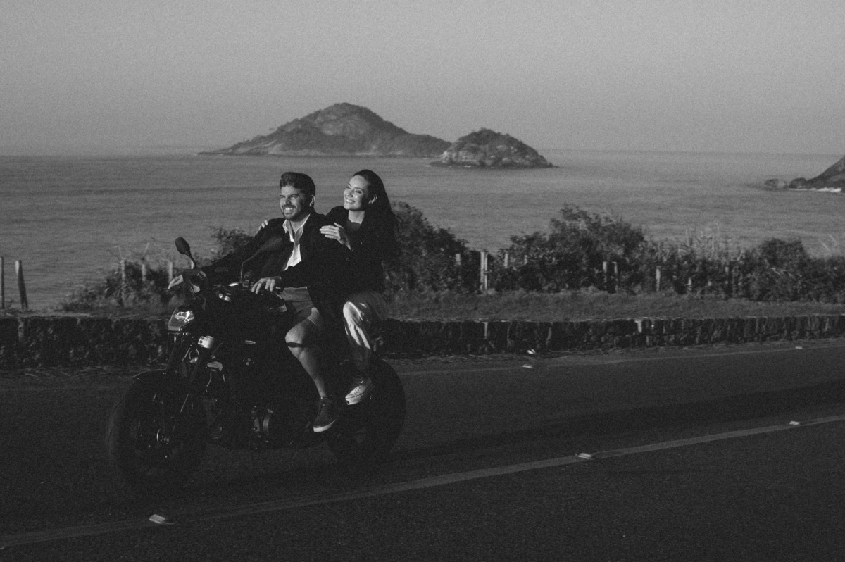ensaio pre wedding prainha rio de janeiro | ensaio pre wedding com moto