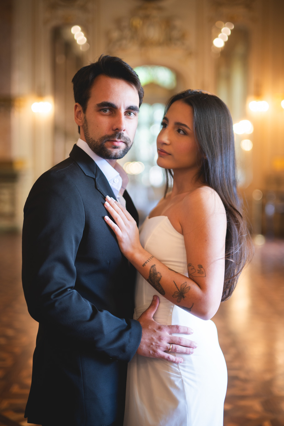 Retrato romântico de casal de noivos. Noiva a olhar apaixonadamente para o noivo em cenário luxuoso no RJ. Trabalho de fotógrafo de casamento no Rio de Janeiro.