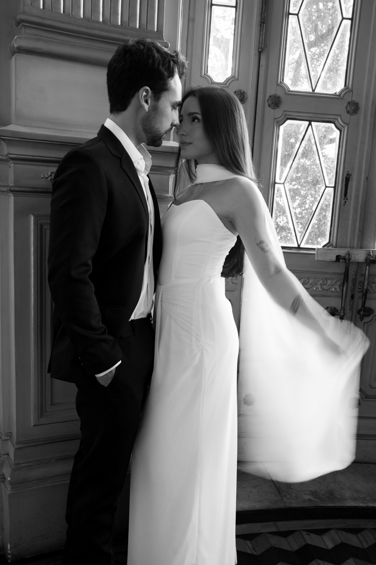 Detalhe das mãos e texturas dos trajes dos noivos em preto e branco, um retrato intimista focado no amor e na fotografia de casamento no Rio de Janeiro.