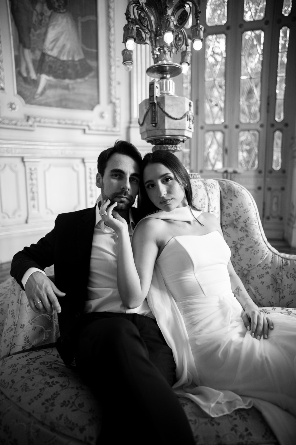 Retrato íntimo a preto e branco de casal de noivos sentados num sofá no Rio de Janeiro. Fotografia de casamento sofisticada e romântica para um público exigente.