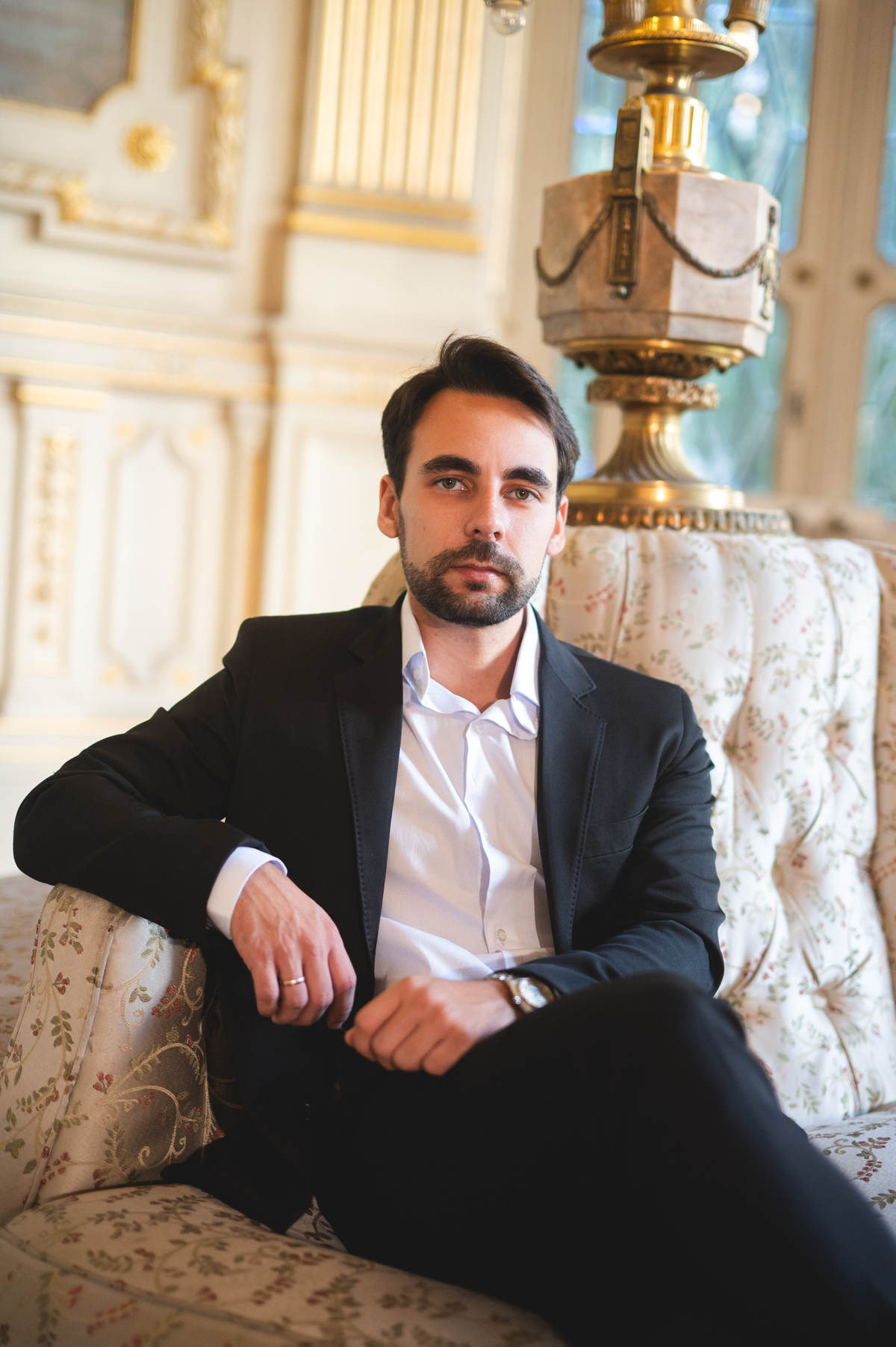 ensaio de casamento rio de janeiro retrato do noivo de terno sentado em sala elegante