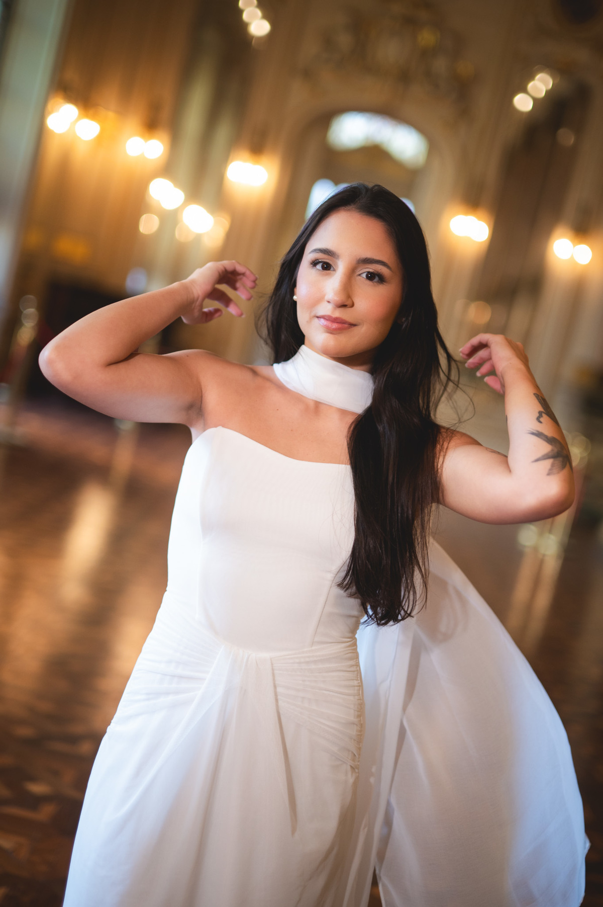 Noiva Maria Eduarda posando com vestido branco durante fotografia de casamento clássica no Theatro Municipal no Rio de Janeiro.