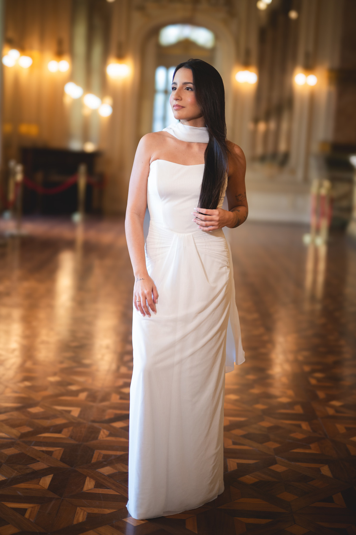 Noiva Maria Eduarda posando com vestido branco durante ensaio pre wedding clássica no Theatro Municipal no Rio de Janeiro.