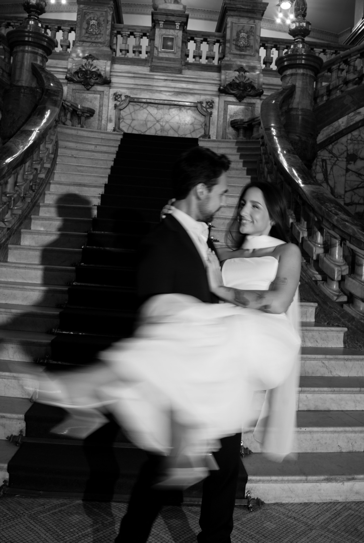 ensaio pre weding classico no theatro municipal do rio de janeiro, noivo carrega noiva que tem um sorriso espontaneo