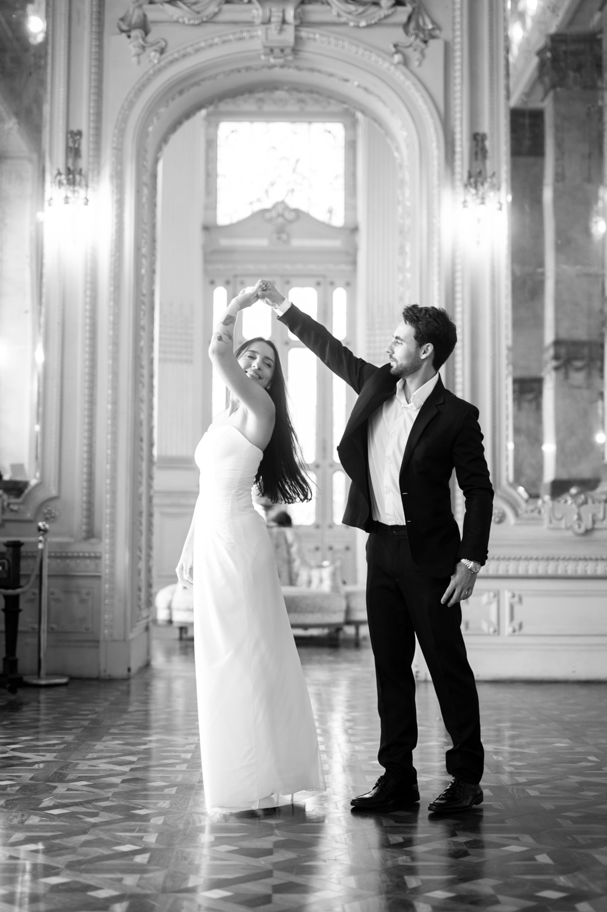 Maria Eduarda e Caio dançando no salão em foto preto e branco, um registro autêntico e espontâneo de fotografia de casamento no Rio de Janeiro.