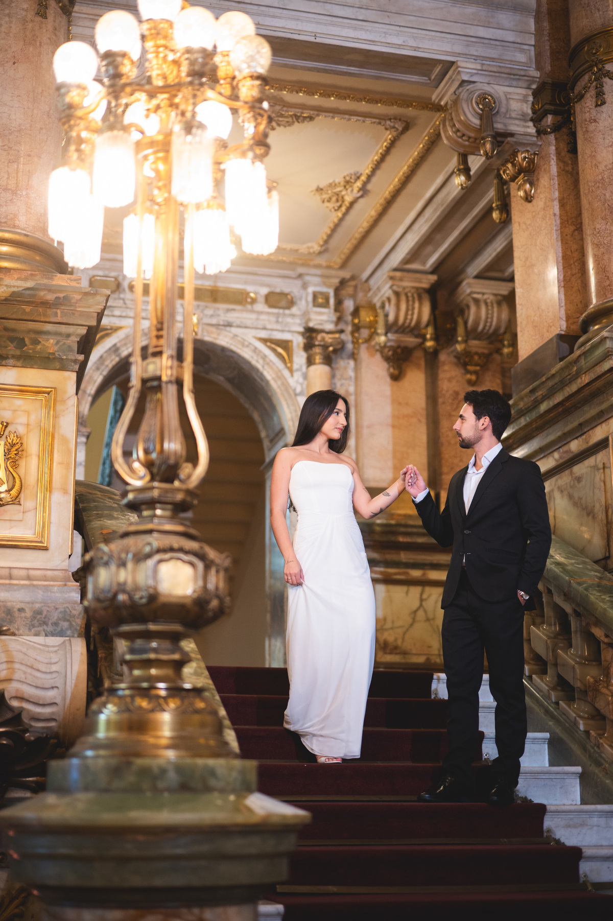  casal posa em escada do theatro municipal em sessão de ensaio pre wedding