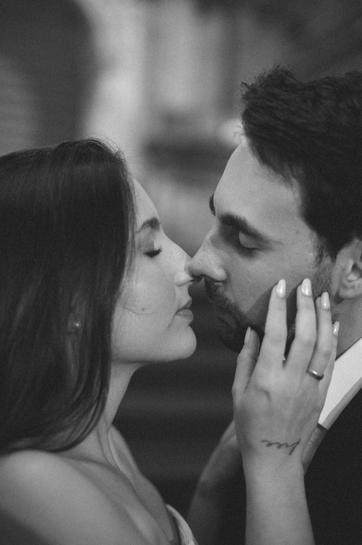 Retrato íntimo em preto e branco de Maria Eduarda e Caio prestes a se beijar, capturando a emoção pela lente do fotógrafo de casamento no Rio de Janeiro